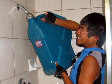 4k'ers are resourceful. we filled our water jugs in the hotel shower.