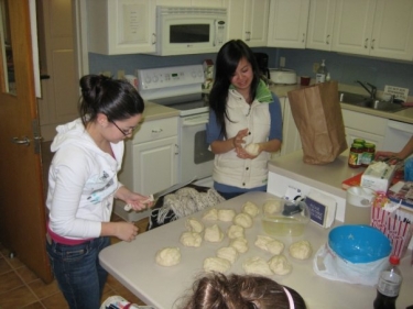 Making home-made pizza at the Hope Lodge